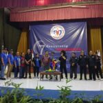 Ketua Umum FWJ Indonesia Mustofa Hadi Karya (Opan) memimpin prosesi pemotongan tumpeng pada peringatan HUT ke-7 FWJ Indonesia di Gedung Auditorium Gelanggang Remaja Jakarta Utara, Selasa (28/7/2026).