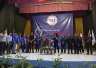 Ketua Umum FWJ Indonesia Mustofa Hadi Karya (Opan) memimpin prosesi pemotongan tumpeng pada peringatan HUT ke-7 FWJ Indonesia di Gedung Auditorium Gelanggang Remaja Jakarta Utara, Selasa (28/7/2026).