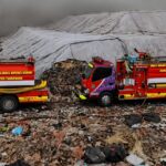 Petugas pemadam kebakaran berupaya memadamkan api saat asap mengepul dari sampah yang terbakar di lokasi TPA Jatiwaringin di Tangerang, Provinsi Banten, Indonesia, 2 Juli 2026. Foto: Aris/Red Baratv.id