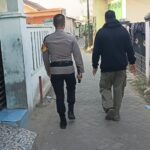 Personel Polsek Mauk mengamankan WNA asal Suriah untuk mencegah potensi keributan di rumah mantan istrinya.