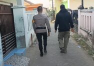 Personel Polsek Mauk mengamankan WNA asal Suriah untuk mencegah potensi keributan di rumah mantan istrinya.