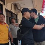 Petugas Polsek Mauk menyerahkan WNA asal Suriah kepada petugas Kantor Imigrasi Kelas I Non TPI Tangerang untuk menjalani proses pemeriksaan dan penanganan keimigrasian di Mapolsek Mauk, Kabupaten Tangerang, Jumat (31/7/2026).