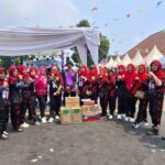 Keterangan gambar: Peserta Desa Rajeg Mulya berfoto bersama Bhabinkamtibmas dan Babinsa Gito dalam rangkaian Gerak Jalan Santai HUT ke-81 RI di Kecamatan Rajeg, Kabupaten Tangerang, Minggu (16/8/2026). Kehadiran unsur TNI-Polri turut mendukung suasana kegiatan yang berlangsung meriah dan penuh kebersamaan.