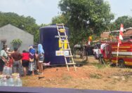 Warga Karang Tengah, Pagedangan, menerima distribusi air bersih secara berkala di tengah musim kemarau dan minimnya hujan.