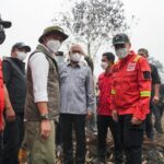 Menteri Kehutanan Raja Antoni saat meninjau langsung penanganan kebakaran hutan dan lahan (karhutla) di Desa Kuala Dua, Kabupaten Kubu Raya, Kalimantan Barat, Kamis (3/9/2026). Pemerintah mengambil langkah tegas dengan membekukan izin usaha lima korporasi serta menerapkan paksaan pemulihan lingkungan.