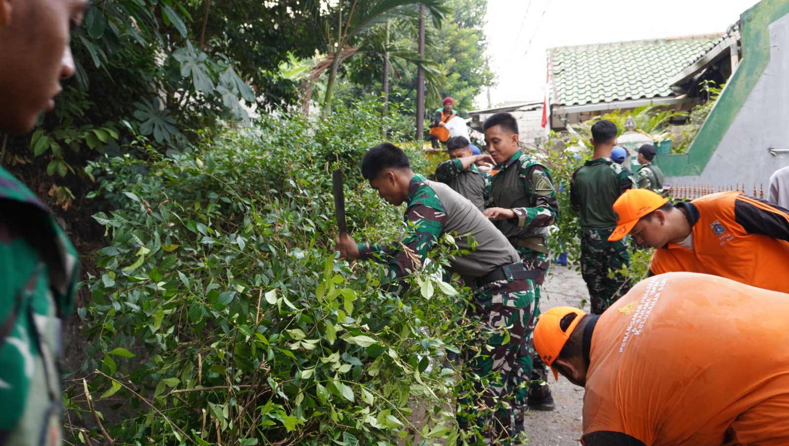 Prajurit Kopassus dan Warga Gotong Royong Bersihkan Irigasi di Pasar Rebo