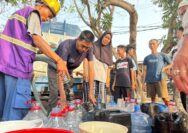 Lebih dari lima mobil tangki disiagakan untuk membantu warga yang mengalami kekurangan air selama musim kemarau.