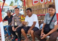 Bripka Abdul Hakim berdialog langsung dengan warga untuk memantau situasi keamanan dan memperkuat komunikasi di tingkat desa.