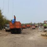 Petugas PJLP menyebut sampah warga hingga material kompos dari RDF Rorotan dibuang di lokasi Jalan Inspeksi Nagrak, Cilincing