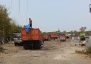 Petugas PJLP menyebut sampah warga hingga material kompos dari RDF Rorotan dibuang di lokasi Jalan Inspeksi Nagrak, Cilincing