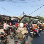 Billboard roboh hingga mengenai jaringan kabel dan mengganggu arus lalu lintas, tidak ada korban jiwa dalam kejadian tersebut