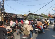 Billboard roboh hingga mengenai jaringan kabel dan mengganggu arus lalu lintas, tidak ada korban jiwa dalam kejadian tersebut