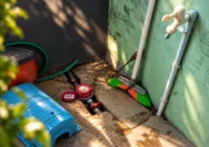 Meteran air Aetra terlihat dalam kondisi tersegel pada area instalasi rumah warga. Penyegelan tersebut memicu pertanyaan mengenai prosedur pelayanan dan pemberitahuan kepada penghuni