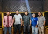 Jajaran Redaksi BaraTV usai mengikuti Rapat Kerja persiapan Anniversary BaraTV ke-6 Tahun di Dapoer Kharisma, Sepatan, Kabupaten Tangerang, Selasa (1/9/2026). Rapat membahas finalisasi rangkaian kegiatan dengan mengusung tagline “6 Tahun Berkarya, Mengawal Fakta, Menyuarakan Kebenaran.”