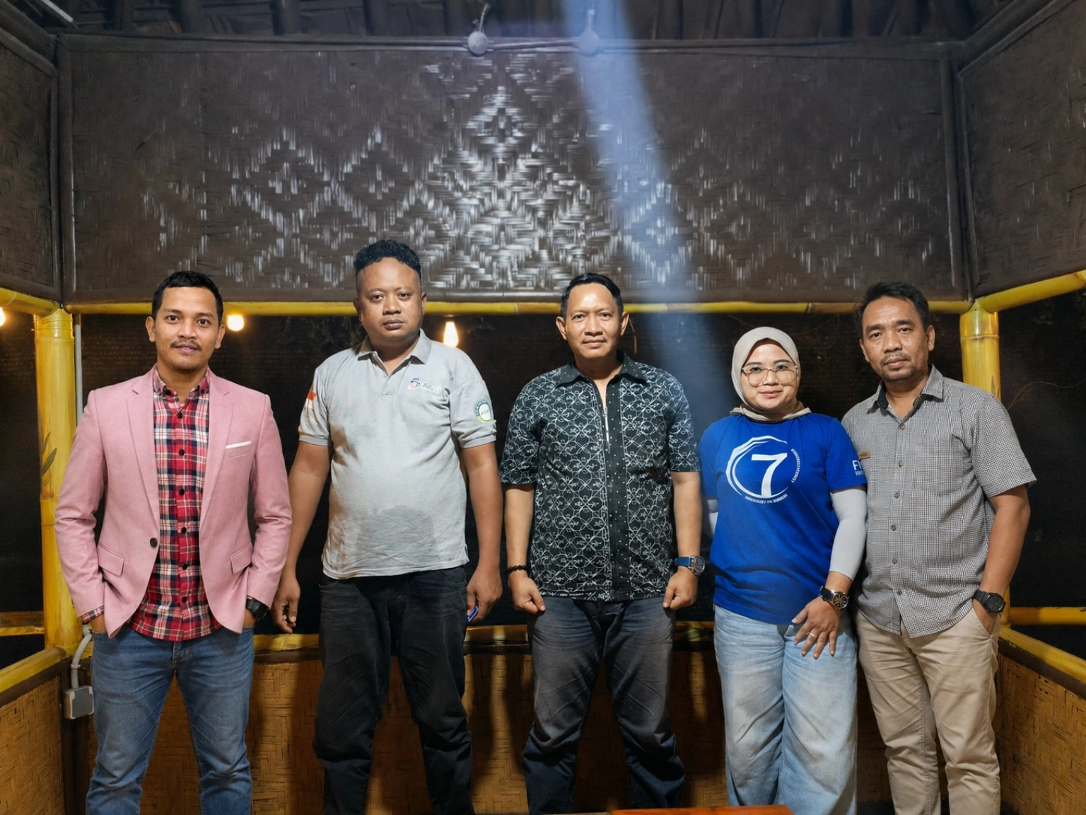 Jajaran Redaksi BaraTV usai mengikuti Rapat Kerja persiapan Anniversary BaraTV ke-6 Tahun di Dapoer Kharisma, Sepatan, Kabupaten Tangerang, Selasa (1/9/2026). Rapat membahas finalisasi rangkaian kegiatan dengan mengusung tagline “6 Tahun Berkarya, Mengawal Fakta, Menyuarakan Kebenaran.”