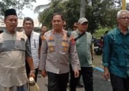 Kapolres Serang AKBP Andri Kurniawan meredam kekecewaan masyarakat dan menyumbangkan wayang golek untuk tradisi Bendolan Pamarayan.