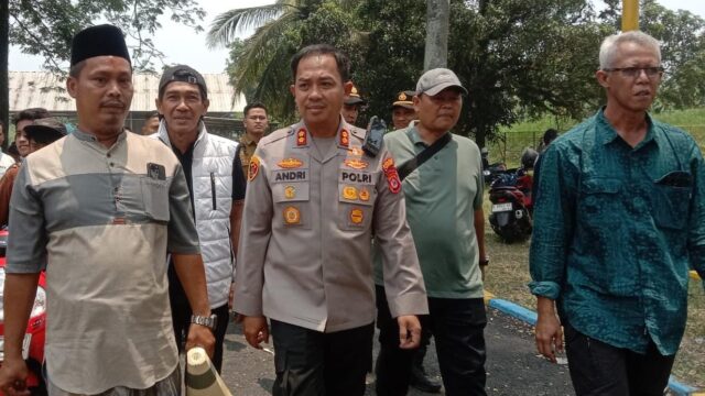 Kapolres Serang AKBP Andri Kurniawan meredam kekecewaan masyarakat dan menyumbangkan wayang golek untuk tradisi Bendolan Pamarayan.