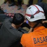 Longsor terjadi saat M. Deni menggali sumur di Desa Cipeundeuy, Malingping. Korban berhasil dievakuasi setelah proses penyelamatan berlangsung hingga malam hari.