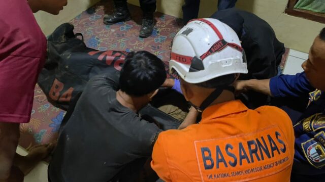 Longsor terjadi saat M. Deni menggali sumur di Desa Cipeundeuy, Malingping. Korban berhasil dievakuasi setelah proses penyelamatan berlangsung hingga malam hari.
