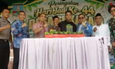 Ketua DPRD Provinsi Banten Fahmi Hakim bersama unsur pemerintah daerah, aparat, dan perangkat desa dalam peringatan HUT ke-44 Desa Sukasari, Kecamatan Tunjung Teja, Kabupaten Serang, Kamis (15/10/2026).(Buhari @Baratv)