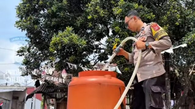Gerak Cepat Polres Cianjur Bantu Warga Sukakerta Hadapi Krisis Air Bersih