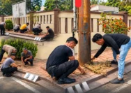 Personel Polsek Mauk, Polresta Tangerang, melaksanakan kurve dengan membersihkan rumput liar dan merapikan lingkungan mako, Jumat (16/10/2026).
