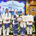 Penghargaan diserahkan langsung oleh Bupati Serang dalam Rapat Paripurna Istimewa DPRD, menjadi dorongan untuk meningkatkan kinerja dan pelayanan publik.