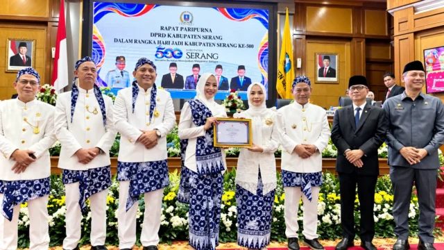 Penghargaan diserahkan langsung oleh Bupati Serang dalam Rapat Paripurna Istimewa DPRD, menjadi dorongan untuk meningkatkan kinerja dan pelayanan publik.