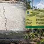 Beton Jalan Gardu–Tanah Merah Pakuhaji terlihat retak memanjang hingga bagian tepi.